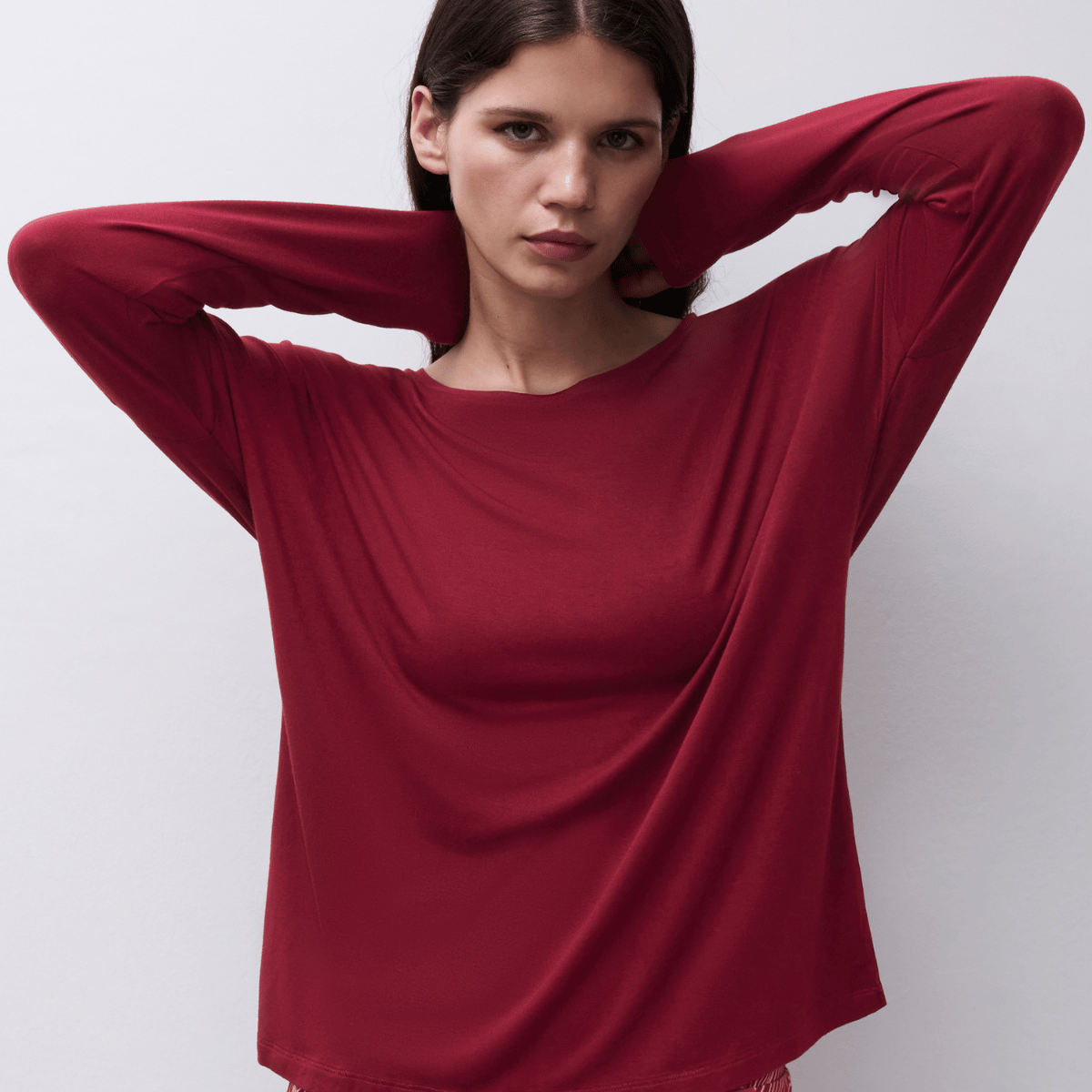 Femilet Yara nattrøje, rød - FN7690 - F00 - Chocolate Truffle