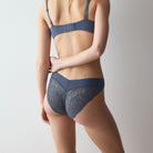 Triumph Body Make-Up Illusion Lace tai trusse, blå - 10219711 - 7873 - Indigo Veil
